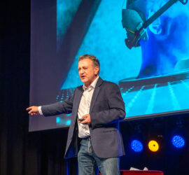 Holger Hagenlocher auf einer Bühne bei einer Keynote zum Thema KI