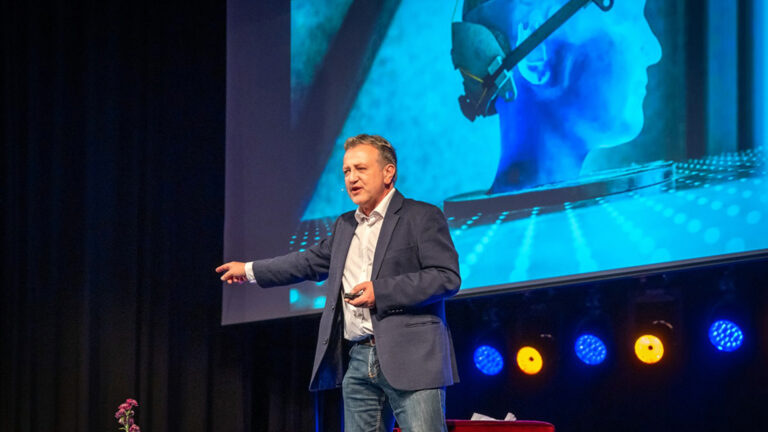Holger Hagenlocher auf einer Bühne bei einer Keynote zum Thema KI
