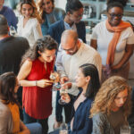 Startups und Existenzgründende bei einem Netzwerktreffen im Gespräch mit etablierten Entrepreneuren