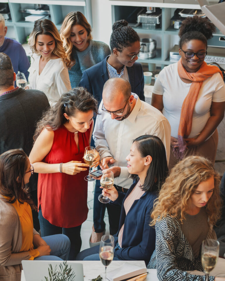 Startups und Existenzgründende bei einem Netzwerktreffen im Gespräch mit etablierten Entrepreneuren